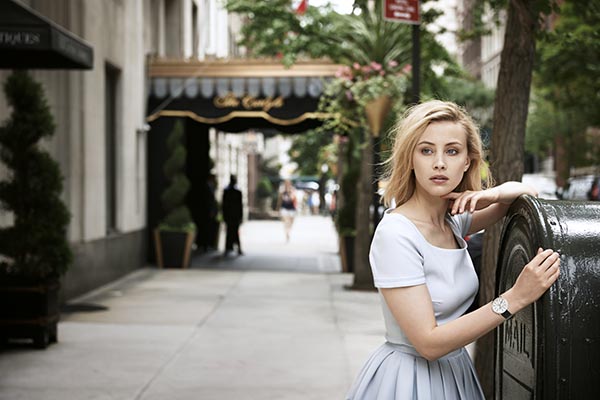 Sarah Gadon 佩戴 Jaeger-LeCoultre 約會系列日夜腕錶。